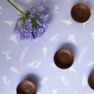 Mantel Jacarandá Figures Lavanda 2,40 x 1,40 m.